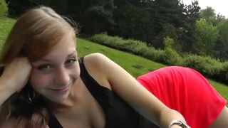 與歪國小女友的午餐約會!竟在草坪坐上來強要…內射太刺激了 與歪國小女友的午餐約會!竟在草坪坐上來強要…內射太刺激了
