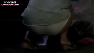 我撿起鄰居人妻扔掉的內衣褲來聞.... 我撿起鄰居人妻扔掉的內衣褲來聞....