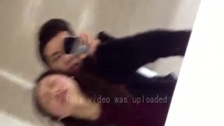 女生在男廁所露臉打砲 嬌喘聲吸引人!