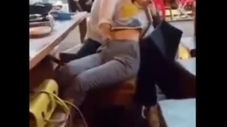 這位先生 餐廳禁止公然挖人家的褲襠耶.... 這位先生 餐廳禁止公然挖人家的褲襠耶....