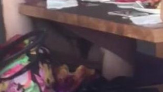 冒死偷拍没穿内裤的美女街边吃东西,下面全露啊 這是故意走光阿