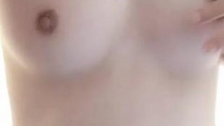 满足上次哥哥们说想看胸的要求,就作为情人节的福利吧!小丸子爱你们,啵啵! 满足上次哥哥们说想看胸的要求,就作为情人节的福利吧!小丸子爱你们,啵啵!