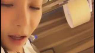 這次玩更大！上次甩奶這次在小褲裡放震動法寶！邊嬌喘邊跟人聊天：好想問她約不約