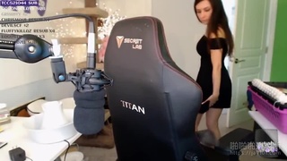 好糗!Twitch直播妹轉身拿東西!裙子被電扇穿起...居然沒穿內褲!白屁股被看光光 好糗!Twitch直播妹轉身拿東西!裙子被電扇穿起...居然沒穿內褲!白屁股被看光光