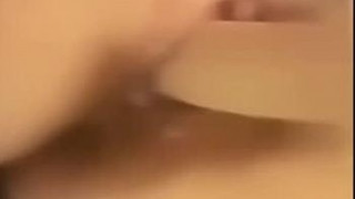 长相酷似充气娃娃的娇嫩美女,拿着大鸡巴不断的狂插,说:爽的腿都发软了,下面流了好多水 白浆肆意 长相酷似充气娃娃的娇嫩美女,拿着大鸡巴不断的狂插,说:爽的腿都发软了,下面流了好多水 白浆肆意