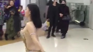 舞者跳舞炒熱氣氛!盡情扭動...彎腰頭髮往天一甩!胸罩跟著掉下來:連胸貼都沒貼 舞者跳舞炒熱氣氛!盡情扭動...彎腰頭髮往天一甩!胸罩跟著掉下來:連胸貼都沒貼