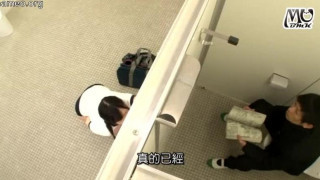 GS-097 我沒事就放學後躲男廁所，結果有人敲門我一開始沒理，後來一開門發現眼前是位快憋不住的女孩，穿著運動短褲失禁！？[中文字幕]