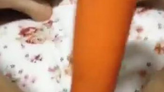 [異物侵入]學生妹很想要～偷拿媽媽今天要用的紅蘿蔔！還拿到特別長的～真怕她媽媽突然開門進來就ＧＧ！（有影）