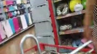 [超市自拍]無聊跟情人跑去大賣場，順便拍養眼畫面，旁邊還有人超刺激（有影）