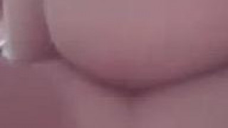 [自拍露臉]男友視角！衣服下的美乳都快跳出來～從後面來一直說：阿～我想尿尿，快尿出來啦！（有影）