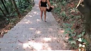 [野外自拍]熟女爬山撩起裙子給人看～裡面沒穿「散熱」比較快？（有影） - 1