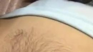 [自拍微露]可愛妹子吃小黃瓜吃到吐，又把沙發弄的濕答答～敏感體質人見人愛（有影）