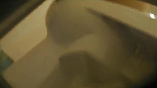 【線上看影片】女廁洞中偷窺氣質美女崛起屁股尿尿很性感!