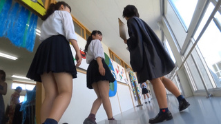真‧偷拍神人!!不管站著坐著 只要是高中妹內褲顏色都引人遐想 30