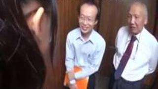 見た目は童顔だけど中身はHなドスケベJK。今日も初対面のおっさん二人と・・・