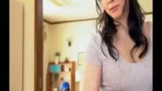 【爆乳妻、中出し】月元あや華出演。豊満な人妻に誘惑される若い男。あまりの気持ちよさについ膣内射精。 【爆乳妻、中出し】月元あや華出演。豊満な人妻に誘惑される若い男。あまりの気持ちよさについ膣内射精。