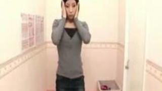 【盗撮動画】スレンダーな超美人素人OLちゃんがランジェリーショップで美乳もアソコも露出して試着してる所を見上げるようなローアングルカメラで盗撮!w