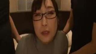 爆乳でパツパツになったニットを�... 爆乳でパツパツになったニットを�...