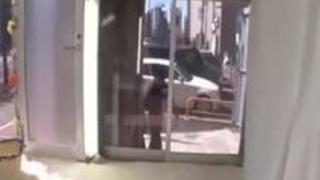 xvideosまとめ: 媚薬を飲まされた素人の人妻が軽いマッサージにも体をビクつかせて過剰反応！一気にマンコを責められ潮吹きしっぱなしの連続アクメイキ！