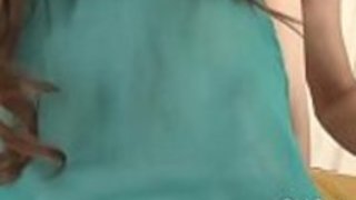 角質の雌犬は上にファックすることなく生きることはできません 角質の雌犬は上にファックすることなく生きることはできません