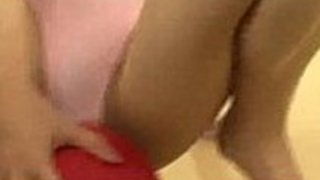 角質のアジア人の男の子たちは、