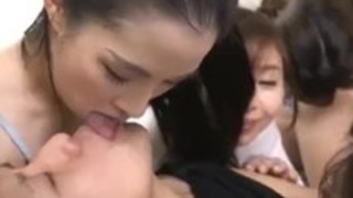 日本の男には、彼を欲する高齢の女性がいる 日本の男には、彼を欲する高齢の女性がいる