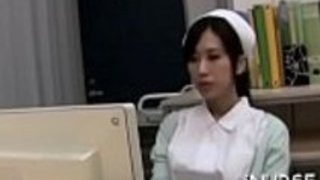 東洋のひよこは、ナイーブな手コキを与える 東洋のひよこは、ナイーブな手コキを与える