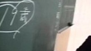 かわいいジャップティーンの女の子がクラスルームでセクシーなお尻を点滅させる かわいいジャップティーンの女の子がクラスルームでセクシーなお尻を点滅させる