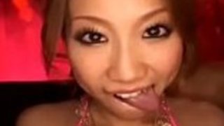 彼女は彼女の舌の上でおしゃべりをする 彼女は彼女の舌の上でおしゃべりをする