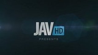 雄鶏で遊んでいる美しいと角質のアジアのベイビー 雄鶏で遊んでいる美しいと角質のアジアのベイビー