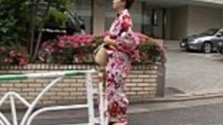 凝ったアジア人は大きな雄鶏を吸う 凝ったアジア人は大きな雄鶏を吸う