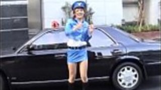 日本の公的なヌードのミニスカート警察のストライテ 日本の公的なヌードのミニスカート警察のストライテ