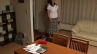 セクシーな日本の売春婦は、リビングルームで本当にいたずらを取得します セクシーな日本の売春婦は、リビングルームで本当にいたずらを取得します