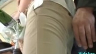 彼女は公共の電車の中で模索し、彼女のズボンの男兼を取得します 彼女は公共の電車の中で模索し、彼女のズボンの男兼を取得します