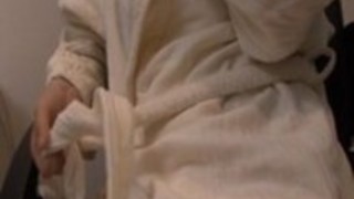 セクシーな妻羽月希は厄介な猫の遊びのために懇願します セクシーな妻羽月希は厄介な猫の遊びのために懇願します