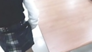 さゆり丸井はパンティの下に触れスナッチました