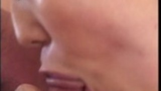 アジアの可愛い人は、二つの大きなコックしゃぶりと乗馬をenjot アジアの可愛い人は、二つの大きなコックしゃぶりと乗馬をenjot