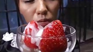 日本の女の子は兼とstrawbarriesを食べる 日本の女の子は兼とstrawbarriesを食べる