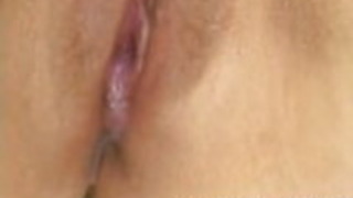 成熟した日本の関根雅美がセックスのために彼女の猫を明らかにする