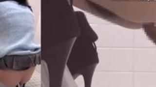 和式便所で女子大生たちがプリップリの桃尻を露出してブリブリ脱糞 和式便所で女子大生たちがプリップリの桃尻を露出してブリブリ脱糞