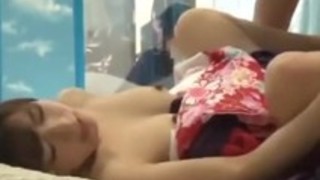 【マジックミラー号】卒業した勢いで浴衣姿のまま男友達とガチハメセックスしちゃう女子大生美女！敏感オマンコを激しく手マンされると愛液だだ漏れで潮吹き絶頂！【エロ動画】