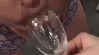 本当のティーンは、ガラスから兼をたくさん飲みます 本当のティーンは、ガラスから兼をたくさん飲みます