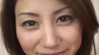 セクシーな日本のブルネットgangbanged