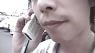 日本人の妻は彼女の短いスカートを持ち上げる 日本人の妻は彼女の短いスカートを持ち上げる