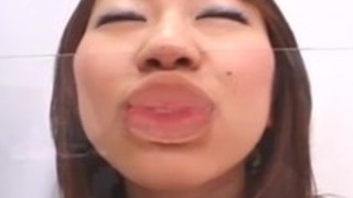 日本の女の子のガラスキスと舌遊び 日本の女の子のガラスキスと舌遊び