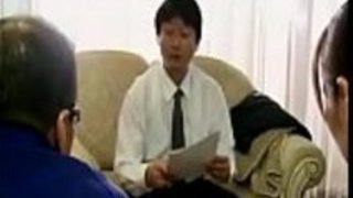 Datingsolo.com - 日本の親は家主に家賃を支払う娘を見守ることを余儀なくされた