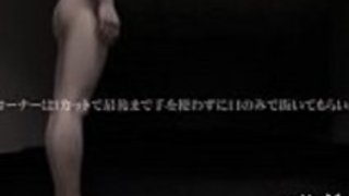 男は背後から彼の日本人ガールフレンドの猫に達する 男は背後から彼の日本人ガールフレンドの猫に達する