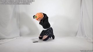 頭にマスクを被せられてもがく女性 頭にマスクを被せられてもがく女性