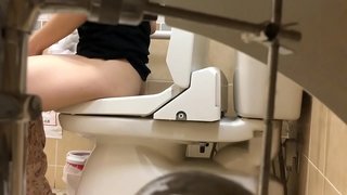 大っきいビラビラがチラッと見えるお姉さん 大っきいビラビラがチラッと見えるお姉さん