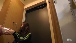 デリバリー弁当屋のお姉さんに勃起したチンコを擦り付けました 1 デリバリー弁当屋のお姉さんに勃起したチンコを擦り付けました 1